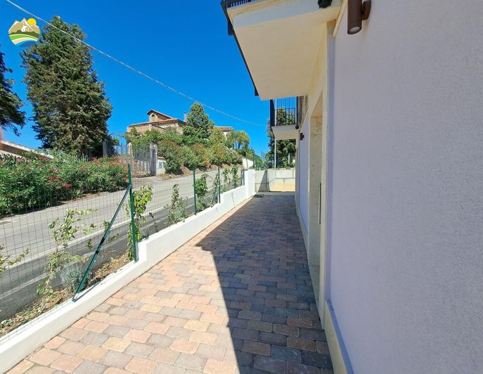 Image No.18-2 Bed Country House for sale