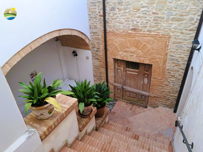 Image No.13-5 Bed Townhouse for sale