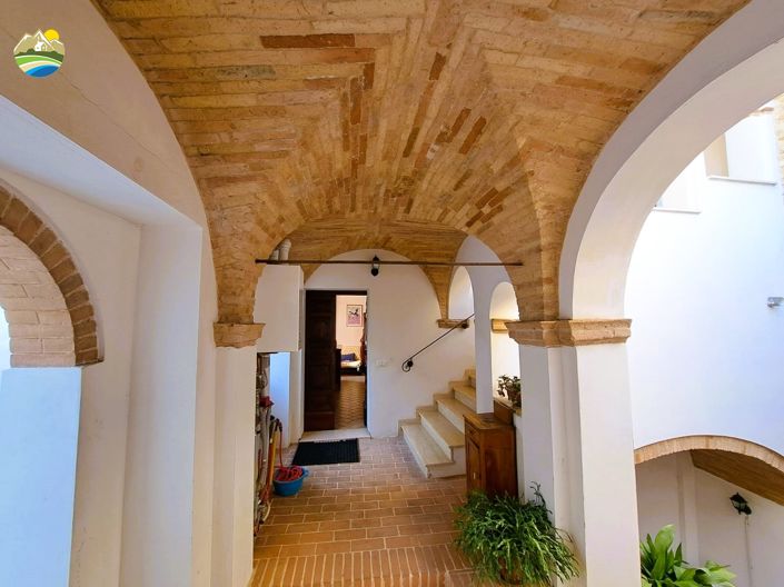 Image No.17-5 Bed Townhouse for sale