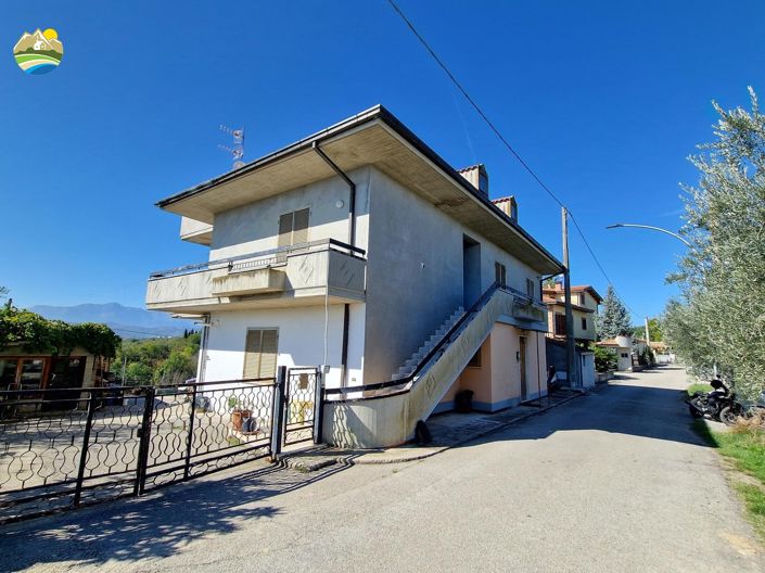 Image No.1-4 Bed Country House for sale