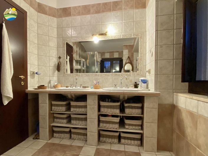 Image No.37-3 Bed Country House for sale