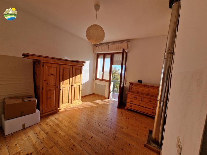 Image No.22-4 Bed Country House for sale