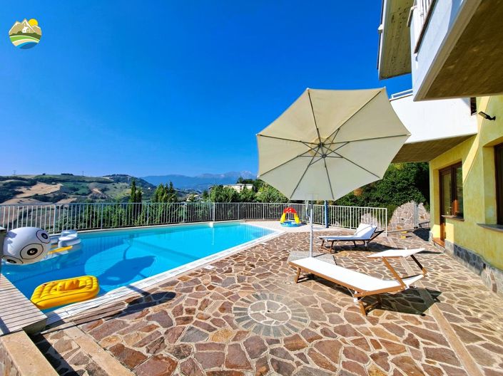 Image No.1-8 Bed Villa for sale
