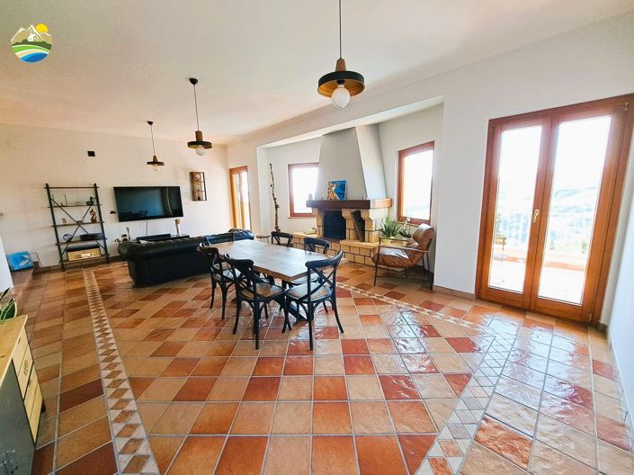 Image No.10-8 Bed Villa for sale