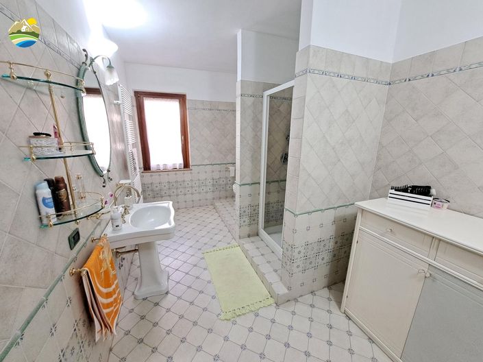 Image No.18-8 Bed Villa for sale