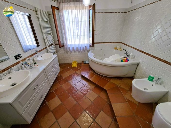 Image No.20-8 Bed Villa for sale