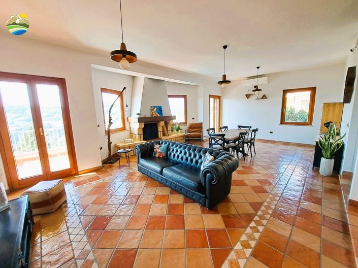 Image No.3-8 Bed Villa for sale