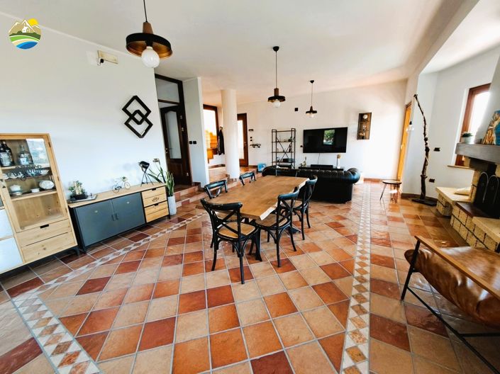 Image No.8-8 Bed Villa for sale