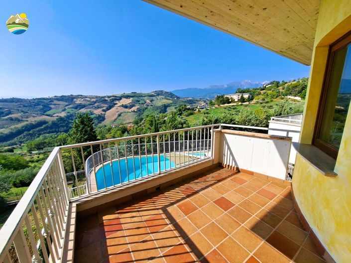 Image No.9-8 Bed Villa for sale