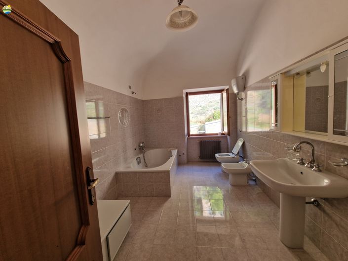 Image No.32-3 Bed Townhouse for sale