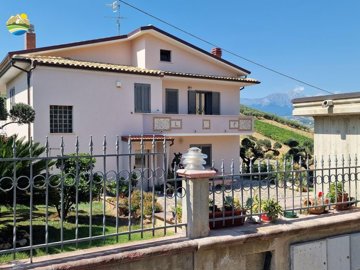3 Bed Country House for sale