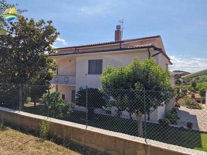 Image No.19-3 Bed Country House for sale