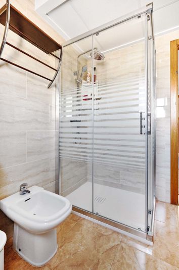 Image No.40-4 Bed Semi-Detached for sale