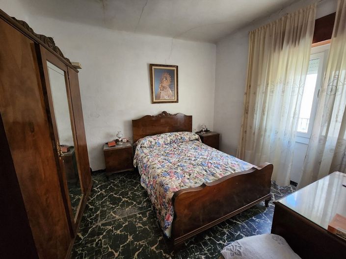 Image No.13-5 Bed Townhouse for sale