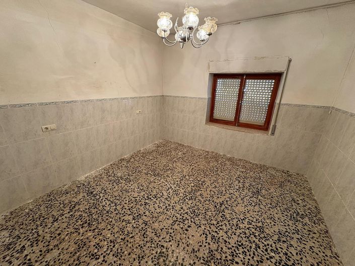 Image No.18-5 Bed Townhouse for sale