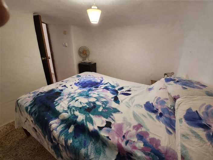 Image No.20-6 Bed House for sale