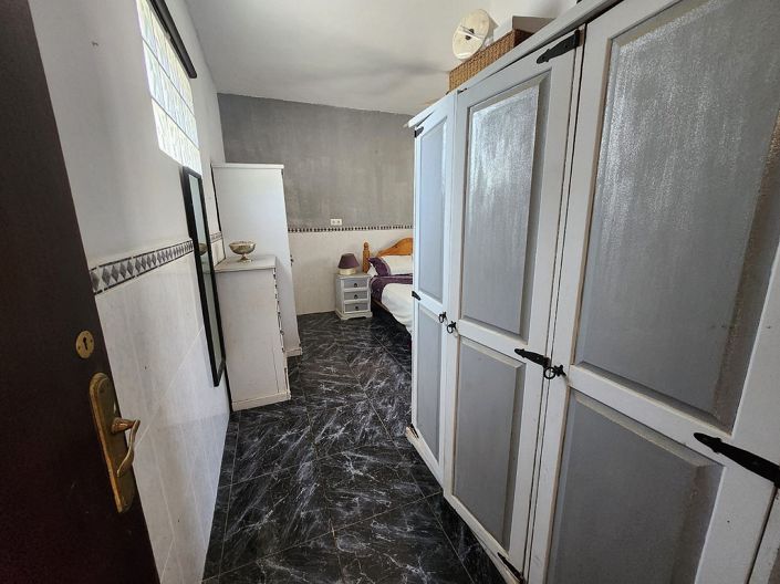 Image No.40-6 Bed House for sale