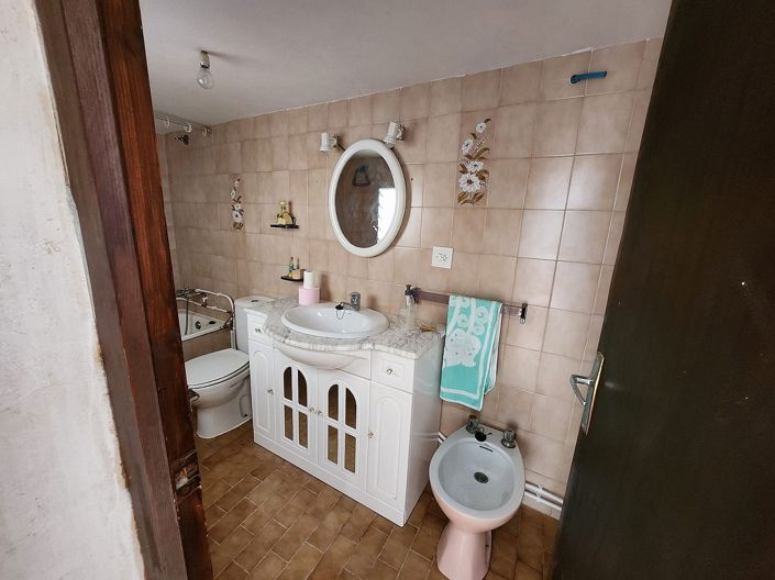 Image No.17-5 Bed Townhouse for sale