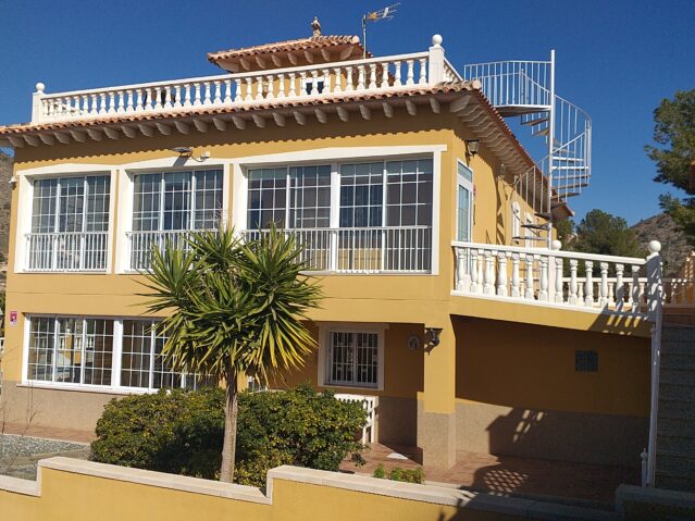 Image No.1-6 Bed Villa for sale