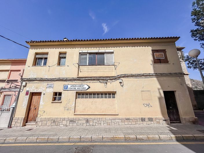 Image No.1-6 Bed Property for sale