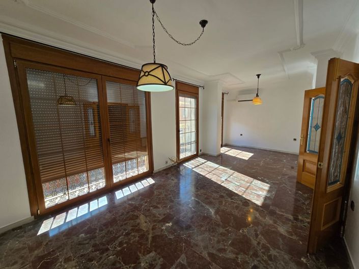 Image No.20-4 Bed Townhouse for sale