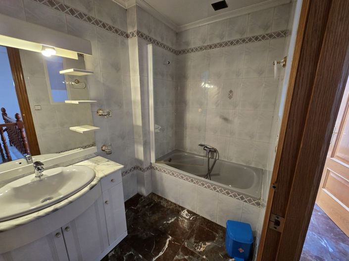 Image No.26-4 Bed Townhouse for sale