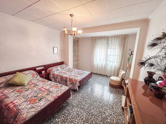 Image No.18-6 Bed Property for sale