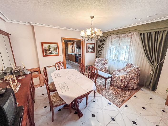 Image No.2-6 Bed Property for sale