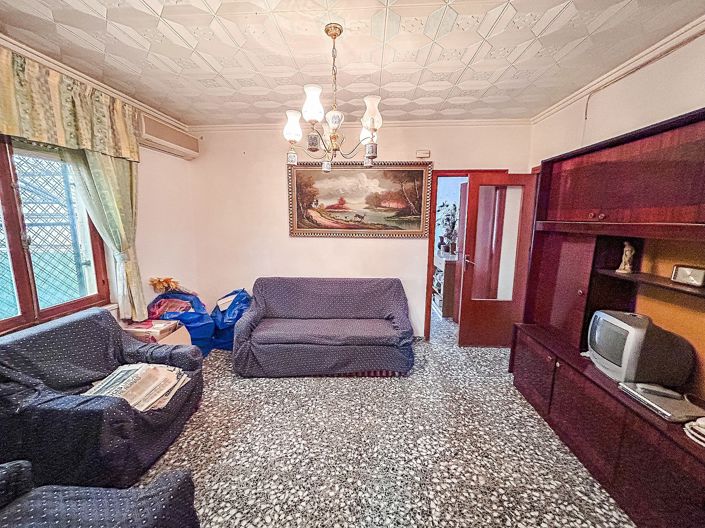 Image No.21-6 Bed Property for sale