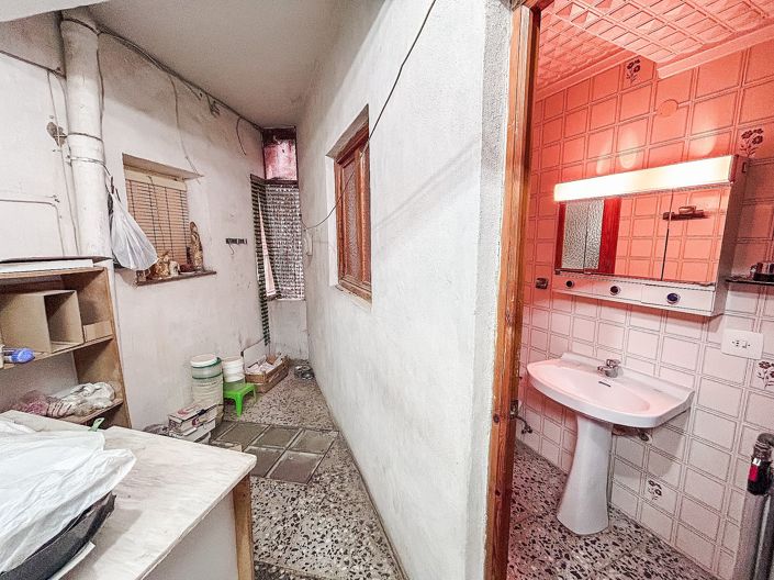 Image No.24-6 Bed Property for sale