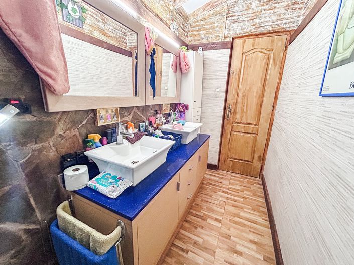 Image No.18-9 Bed Semi-Detached for sale