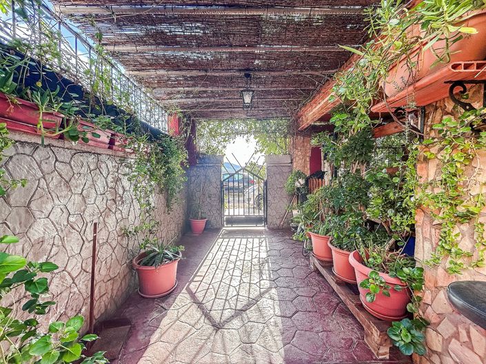 Image No.2-9 Bed Semi-Detached for sale