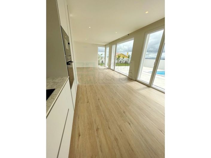 Image No.21-3 Bed House for sale