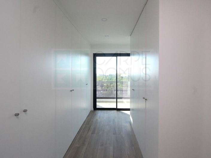 Image No.18-4 Bed House for sale