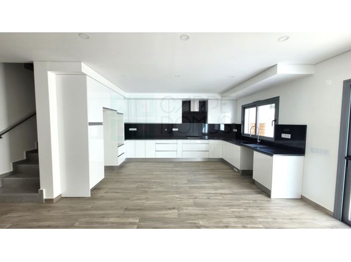 Image No.11-3 Bed House for sale