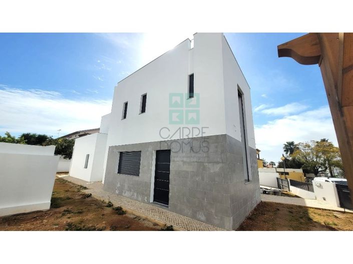 Image No.18-4 Bed House for sale