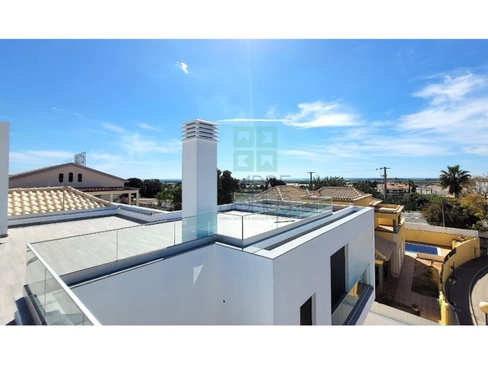 Image No.30-4 Bed House for sale