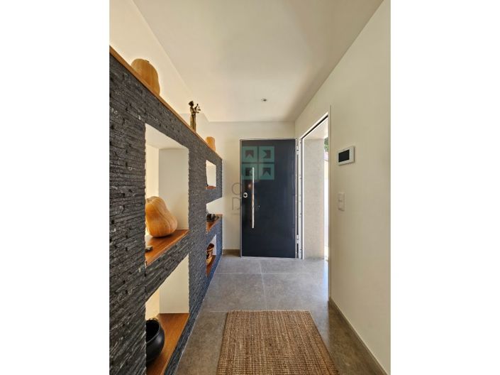 Image No.8-4 Bed House for sale