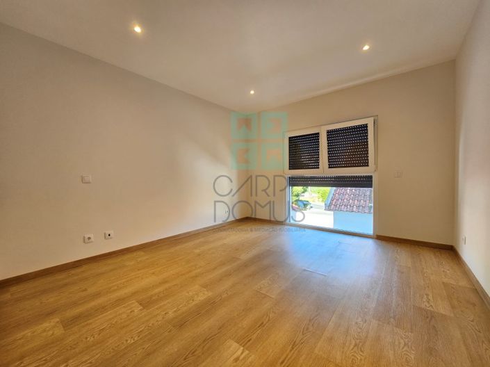 Image No.20-4 Bed House for sale