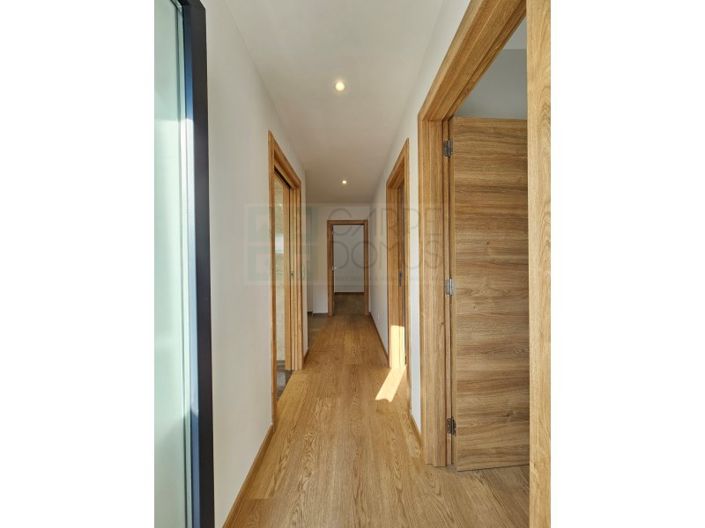 Image No.25-4 Bed House for sale