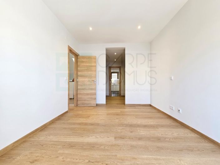 Image No.26-4 Bed House for sale