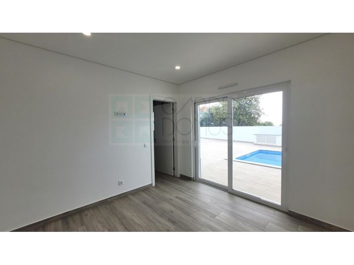 Image No.26-4 Bed House for sale