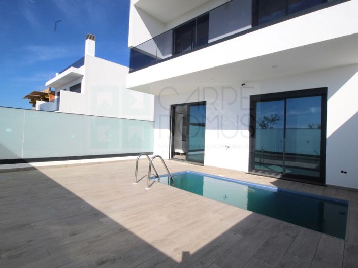 Image No.1-4 Bed House for sale