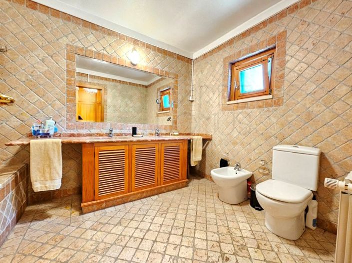 Image No.28-4 Bed House for sale