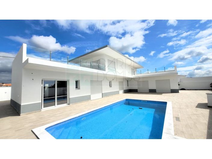 Image No.1-4 Bed House for sale