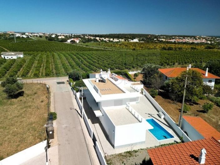 Image No.1-4 Bed House for sale