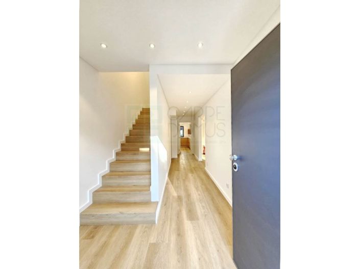 Image No.10-3 Bed House for sale