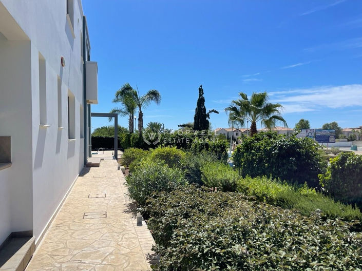 Image No.15-3 Bed House for sale