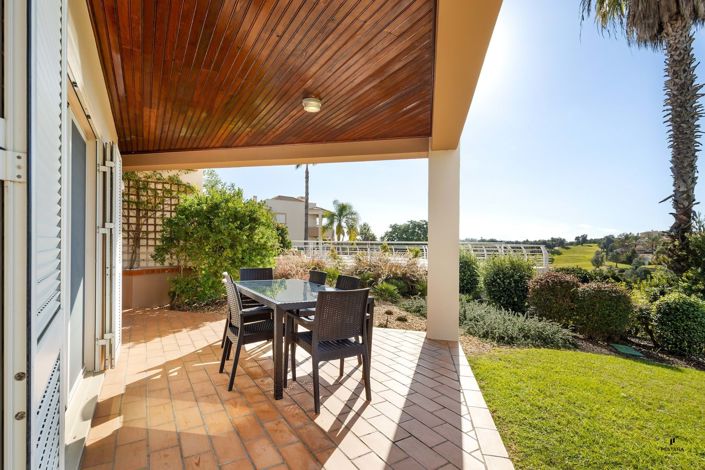 Lagoa, Property