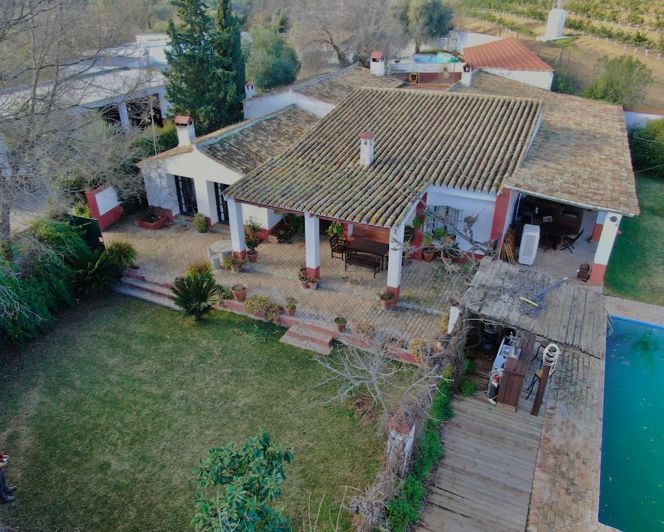 Image No.1-6 Bed Property for sale
